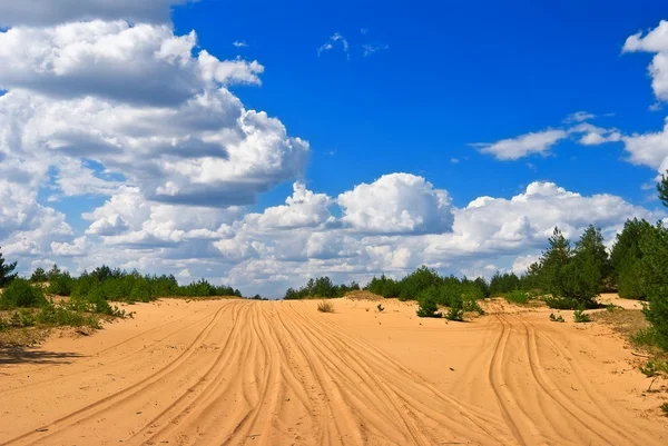 Deserto arenoso e nuvens azuis — Fotografia de Stock