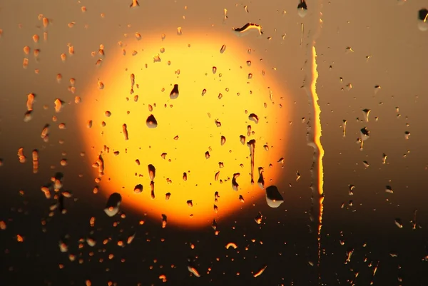 Вечернее солнце, выпущенное через окно в каплях воды — стоковое фото
