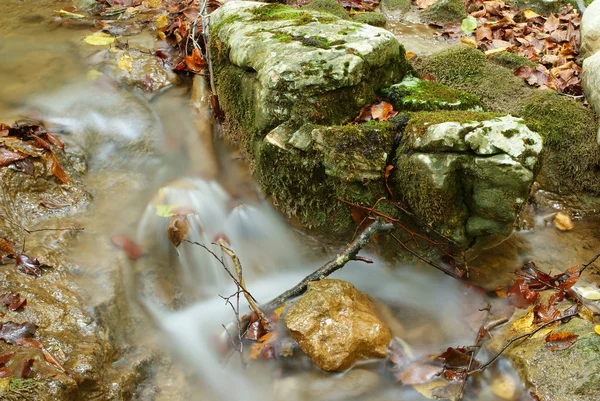 Бегущая вода в горном ручье — стоковое фото