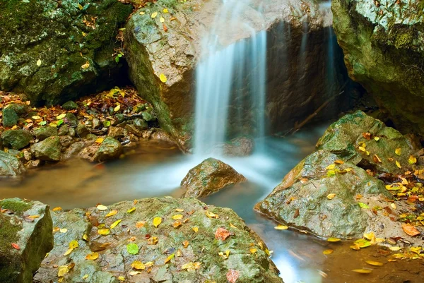 Malý vodopád v horách — Stock fotografie