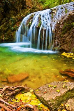 su cascades bir sonbahar Nehri üzerinde