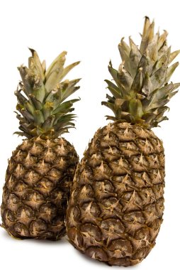 Beyaz arkaplanda ananas