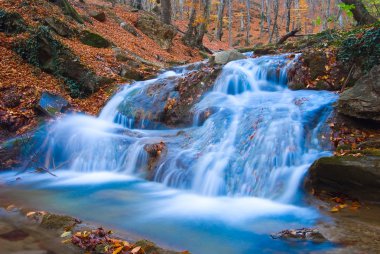 güzel bir dağ nehir cascade