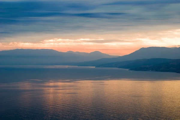 Zonsondergang boven een zee — Stockfoto