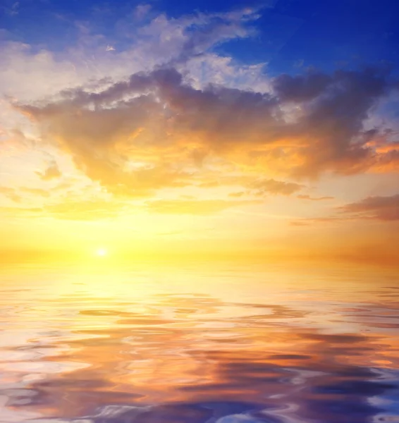 Pôr do sol dramático refletido em uma água — Fotografia de Stock