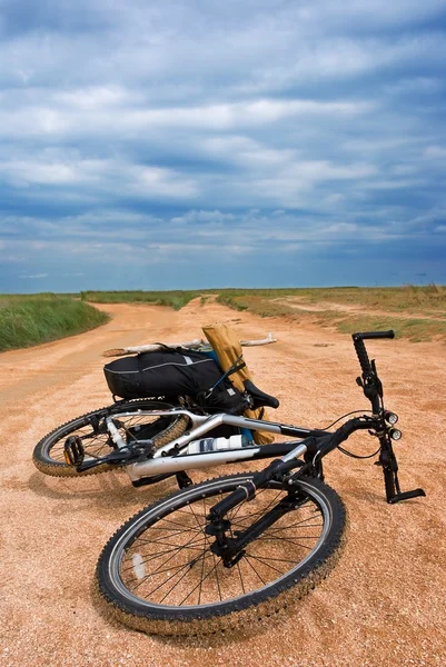 Велосипед на песчаной дороге — стоковое фото