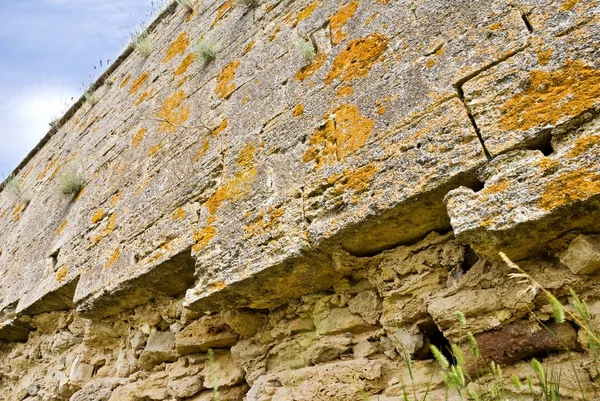 Стара пошкоджена стіна замку — стокове фото