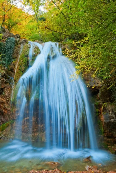 在山中的美丽瀑布 — 图库照片