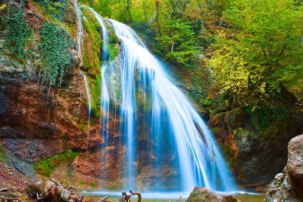 Яркий осенний водопад — стоковое фото