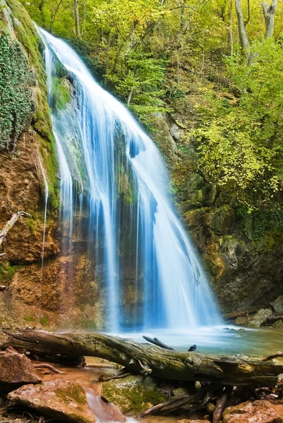 峡谷中的美丽瀑布 — 图库照片