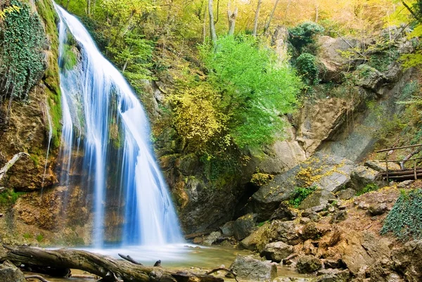 Hermosa cascada alta — Foto de Stock