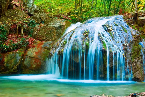 Водопад в осенней горной реке — стоковое фото