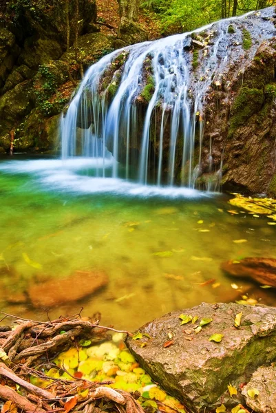 Vody se valí na podzimní řeka — Stock fotografie