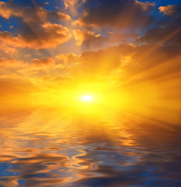 Pôr-do-sol dramático num mar tranquilo — Fotografia de Stock