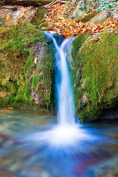 Маленький голубой водопад — стоковое фото