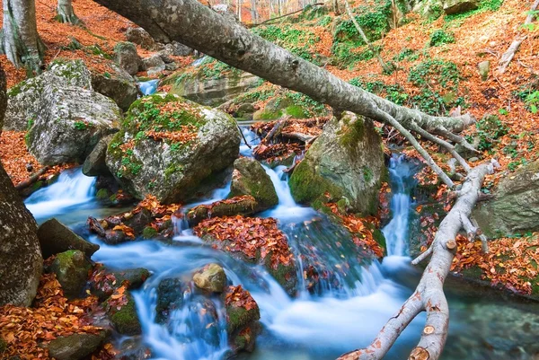 Μικρό ποτάμι μπλε σε μια χαράδρα του βουνού — Φωτογραφία Αρχείου