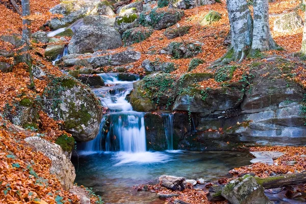 Μικρό ποτάμι σε μια φθινόπωρο βουνά — Φωτογραφία Αρχείου