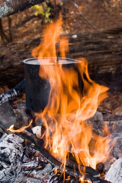 Black touristic cauldron in a fire — Stock Photo, Image