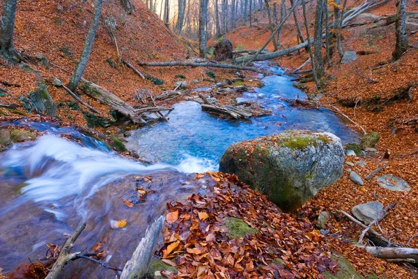 Blauer Fluss in einem herbstlichen Bergland — Stockfoto