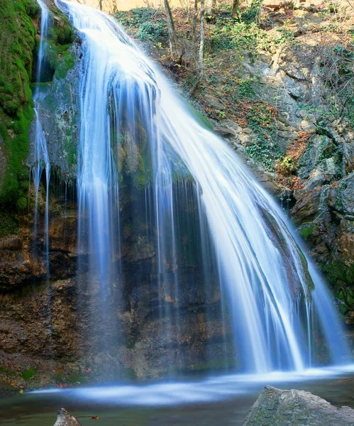 Cachoeira majestosa em umas montanhas de crimeia — Fotografia de Stock