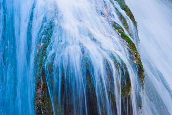 Величественный водопад крупным планом — стоковое фото