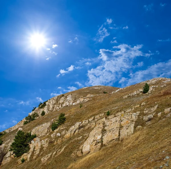 Güneşli bir günde bir dağlar — Stok fotoğraf
