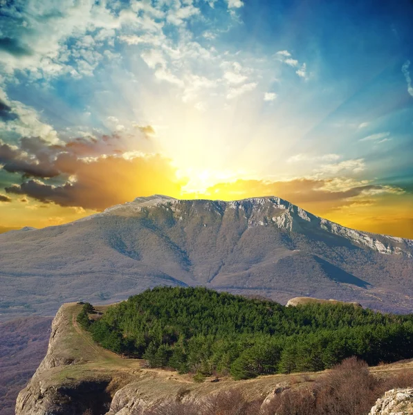 Coucher de soleil magnifique dans une montagne — Photo