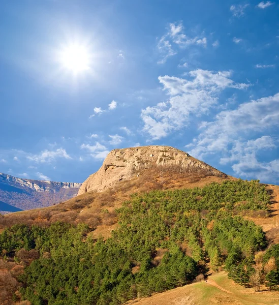 Одна гора под сияющим солнцем — стоковое фото