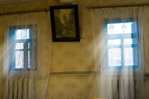 Paprsky slunce tlačí oknem místnosti — Stock fotografie