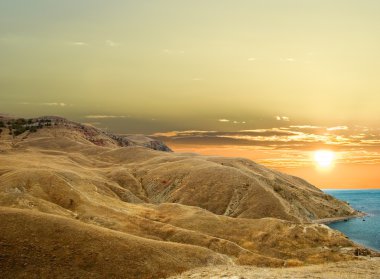 akşam bir deniz yukarıdaki dağlarda