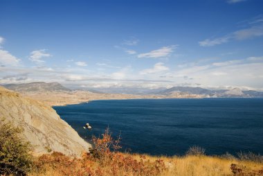 Parlak gün bir deniz kıyısı