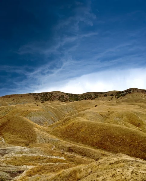 Ciemne chmury nad wzgórzami trawa — Zdjęcie stockowe