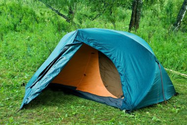 bir ormandaki turistik çadır