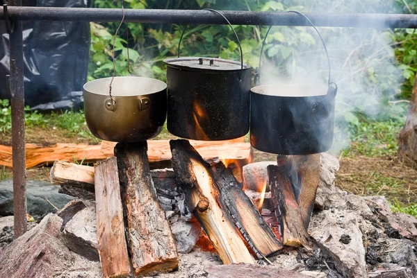 Trzy turystyczne caldron w ognisku — Zdjęcie stockowe