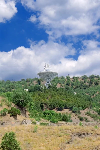 Telescopio astronómico en las montañas — Foto de Stock