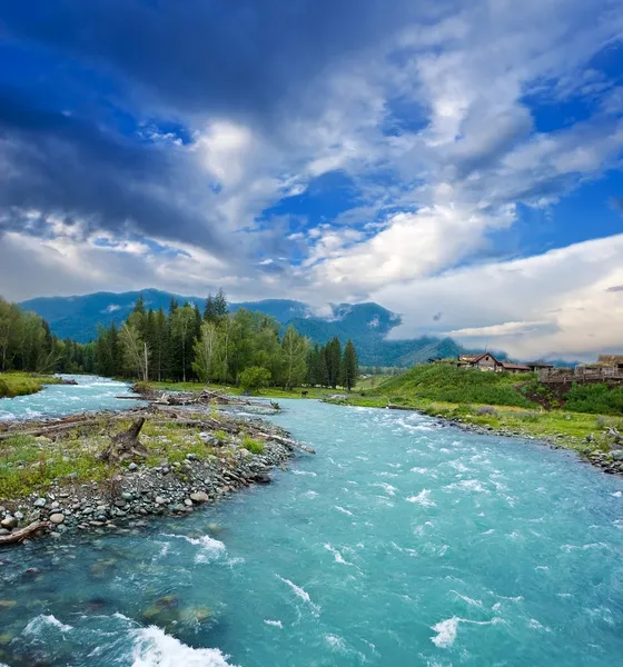 Smaragdová řeka v horách — Stock fotografie