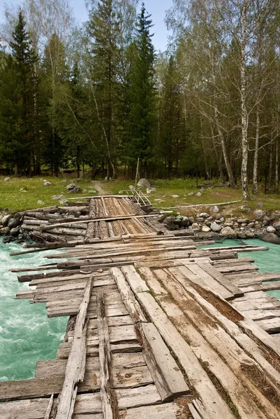 Houten brug over een rivier — Stockfoto
