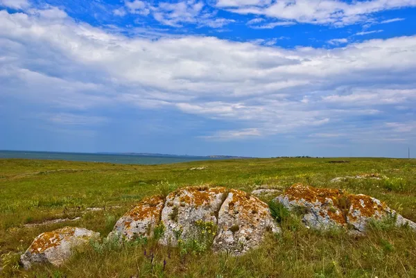 Kamieniste pola i błękitne niebo — Zdjęcie stockowe
