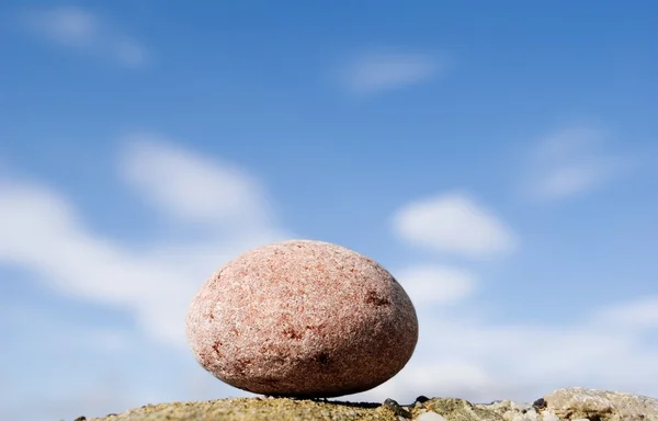 Rund sten på en bakgrund himmel — Stockfoto