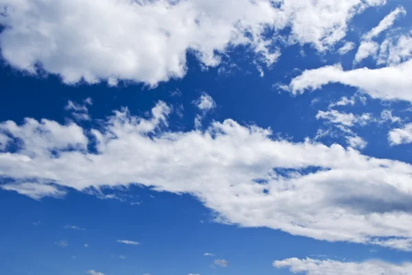 Nubes en un cielo azul — Foto de Stock