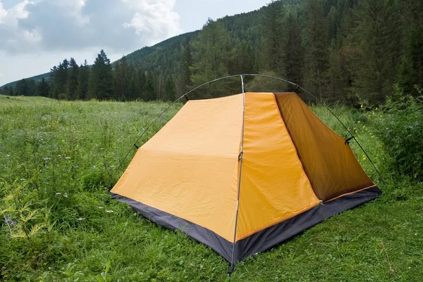 Tenda turistica gialla in un campo — Foto Stock