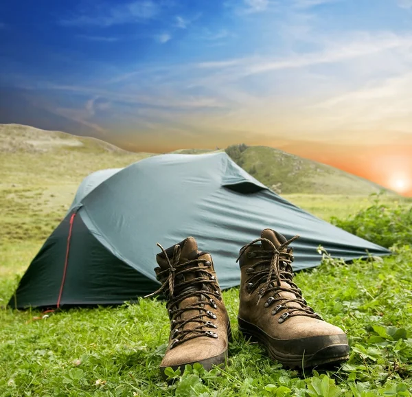 Туристические ботинки возле палатки — стоковое фото