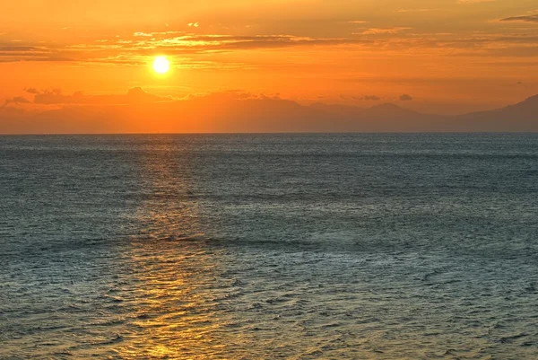 Majestueuze zonsondergang op een Zeekust — Stockfoto