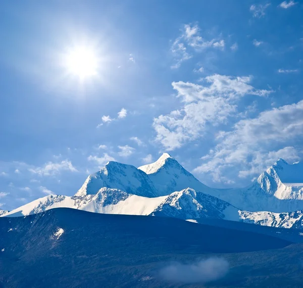 Montañas altai nevadas bajo un sol brillante —  Fotos de Stock