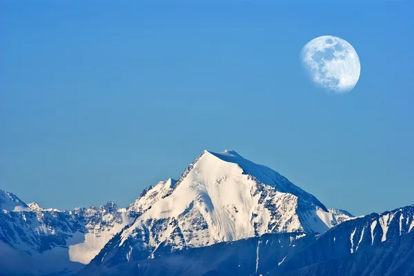 Luna sobre la cima de una montaña — Foto de Stock