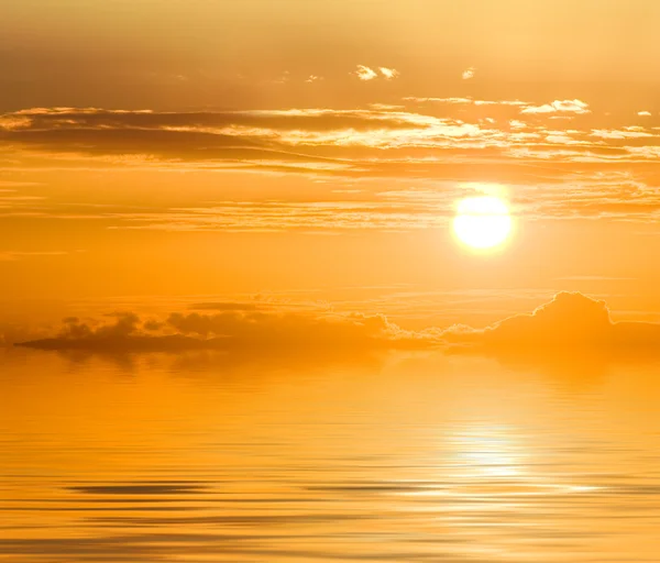 Sun sinking in a sea — Stock Photo, Image