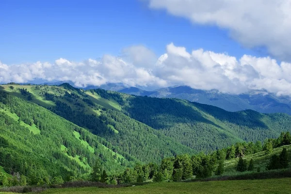 Dağlar vadi mavi gökyüzü altında — Stok fotoğraf