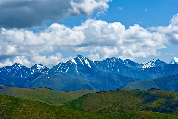Catene di montagna lontane vicino a un confine di mongolia — Foto Stock