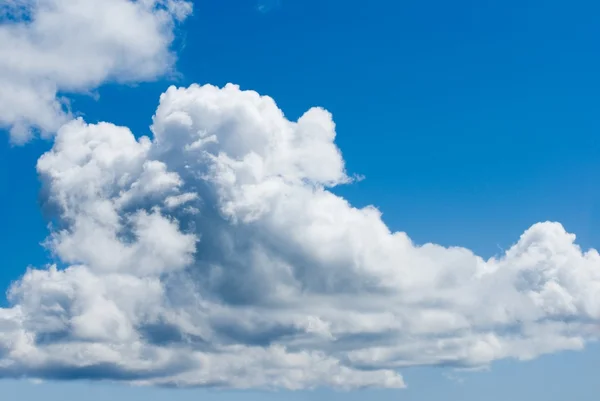 Nuvens bonitas nadam em um céu — Fotografia de Stock