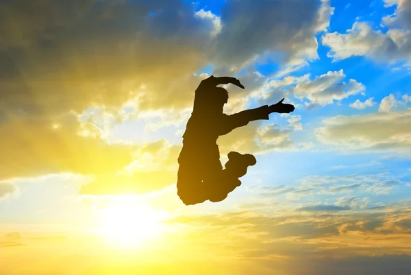 Jumping on a sunny sky background — Stock Photo, Image